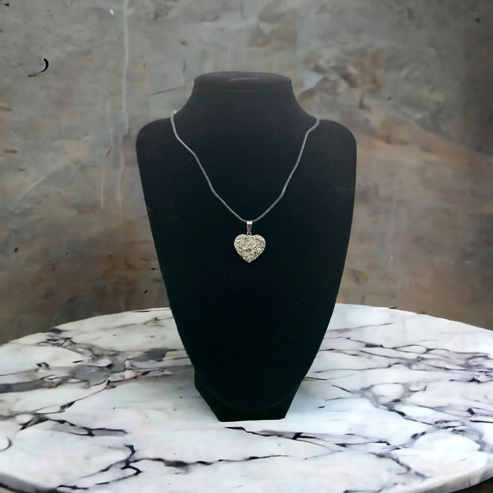 Colgante Corazón de Pirita: Tu Amuleto de Prosperidad Esotergia