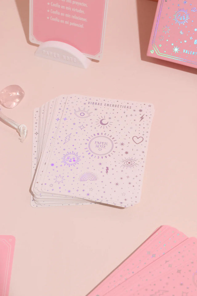 Cartas “Vibras Energéticas Amor Propio” + Cuarzo Rosa + Soporte Blanco (60 cartas) | Afirmaciones y Energía Positiva Esotergia Tienda