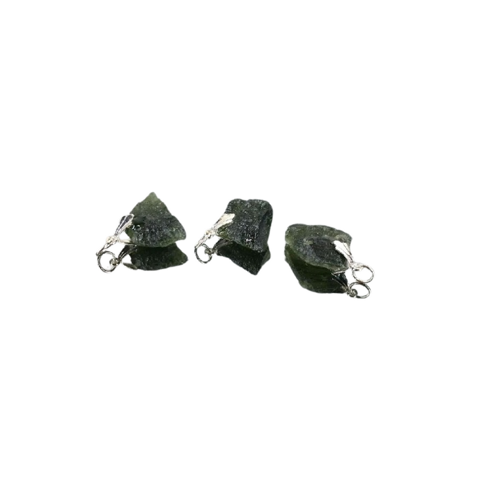 Colgante de Moldavita Natural con Montura en Plata – Piedra de Transformación y Alta Vibración