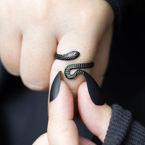 Anillo Ajustable de Serpiente Negra – Acero Inoxidable Elegante y Místico Merlin Tienda