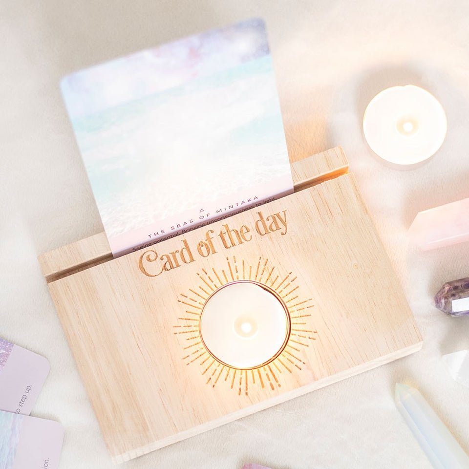 Soporte de Tarot con Portavelas – Madera Natural para Carta del Día