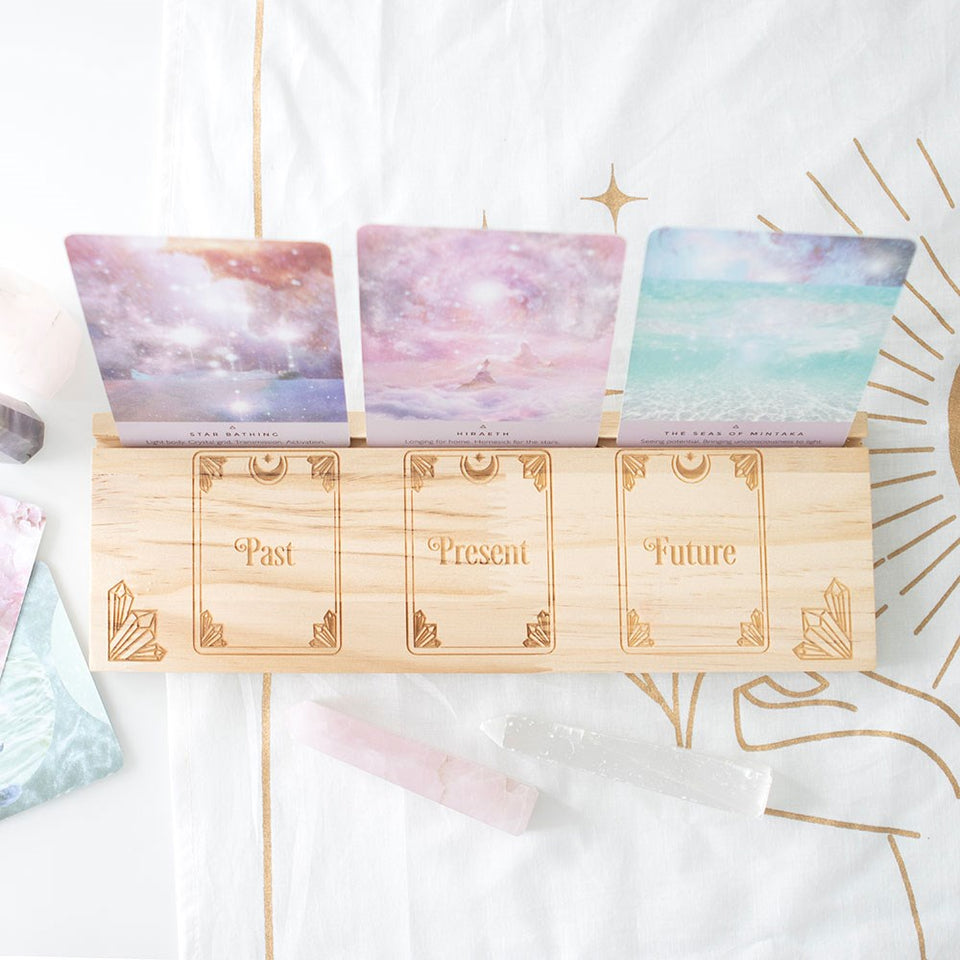 Soporte de Tarot Pasado Presente Futuro – Madera Natural Esotérica