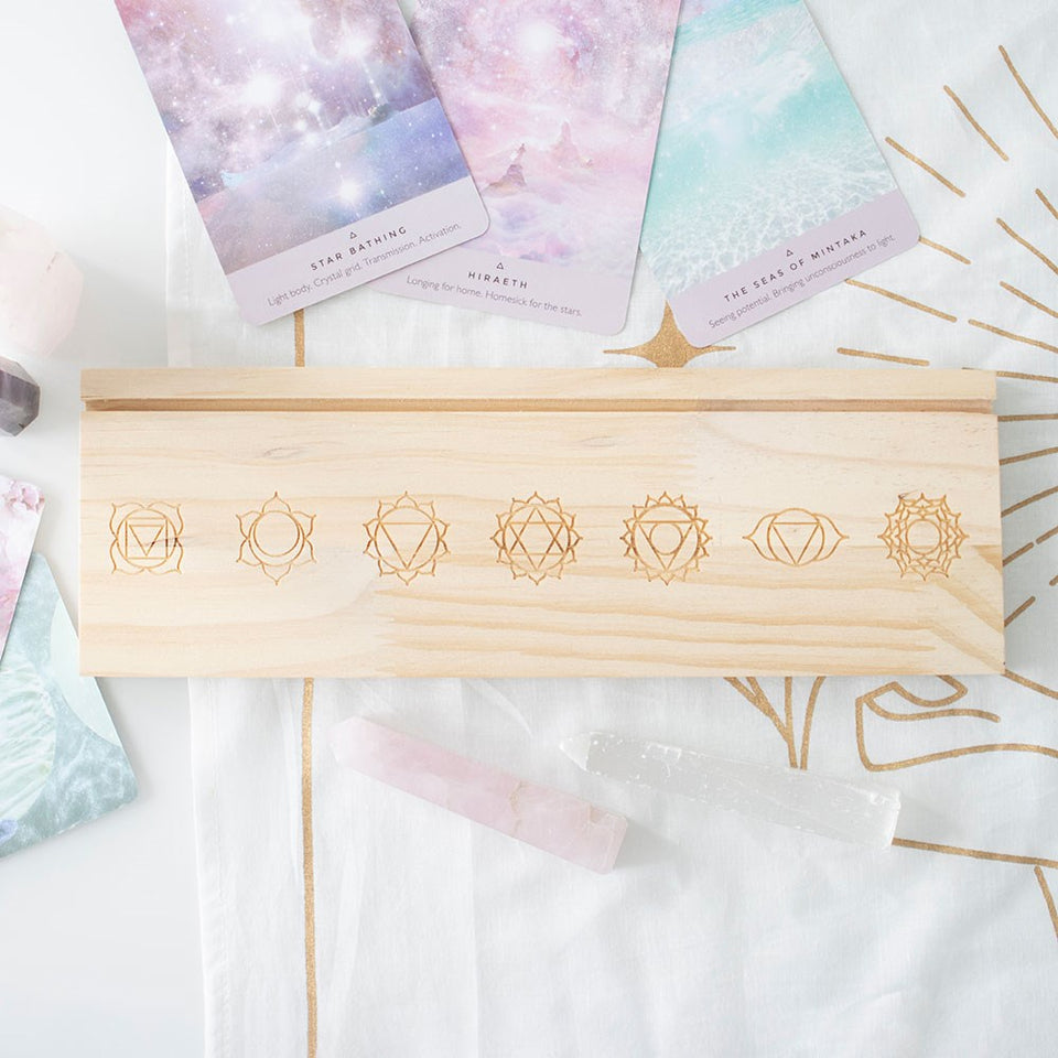 Soporte de Tarot con Diseño de los 7 Chakras – Madera Natural Espiritual