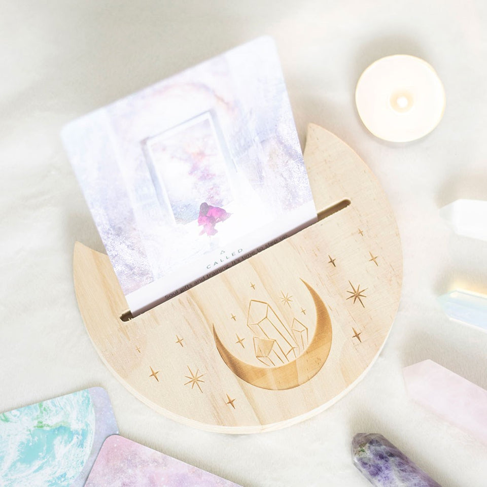 Soporte de Tarot con Luna Creciente – Madera Natural y Energía Mística