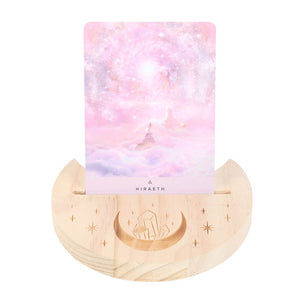 Soporte de Tarot con Luna Creciente – Madera Natural y Energía Mística