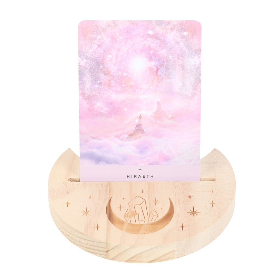 Soporte de Tarot con Luna Creciente – Madera Natural y Energía Mística