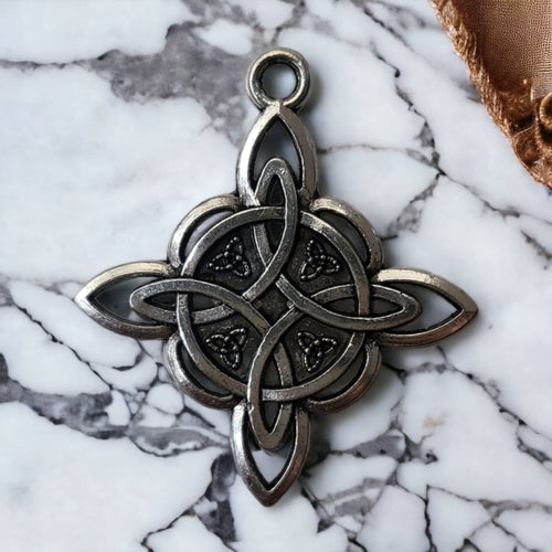 Witch Knot Pendant 